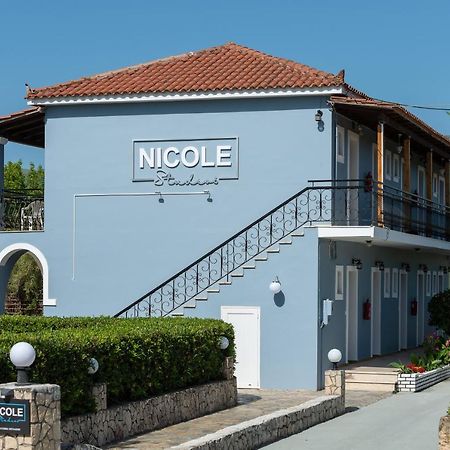 Nicole Studios Laganas Luaran gambar