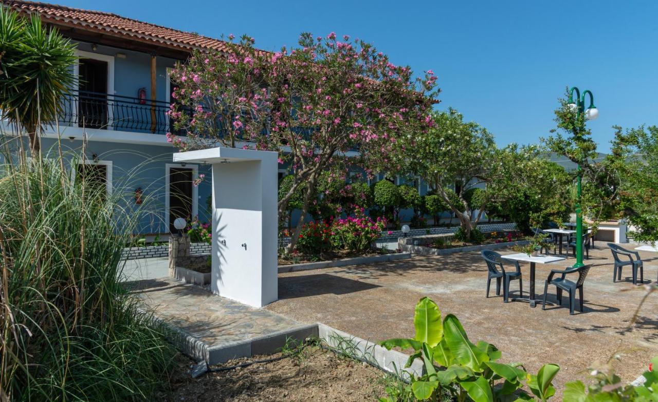 Nicole Studios Laganas Luaran gambar