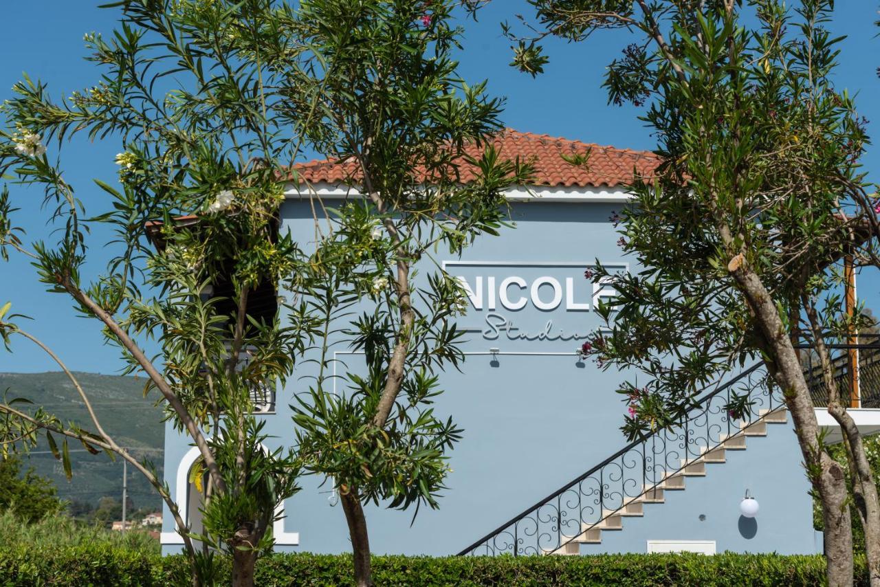 Nicole Studios Laganas Luaran gambar