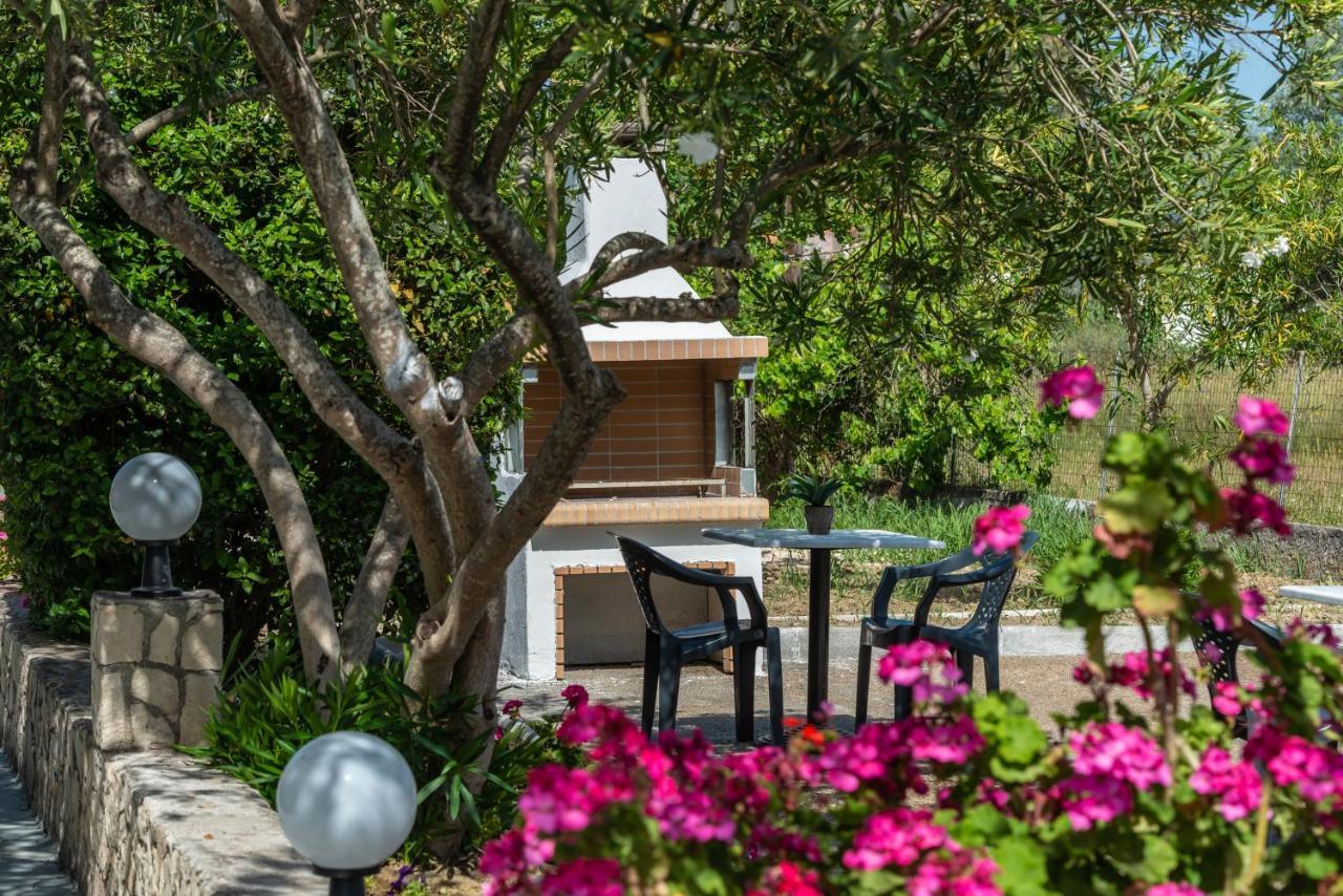 Nicole Studios Laganas Luaran gambar