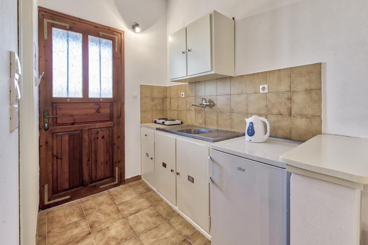 Nicole Studios Laganas Luaran gambar